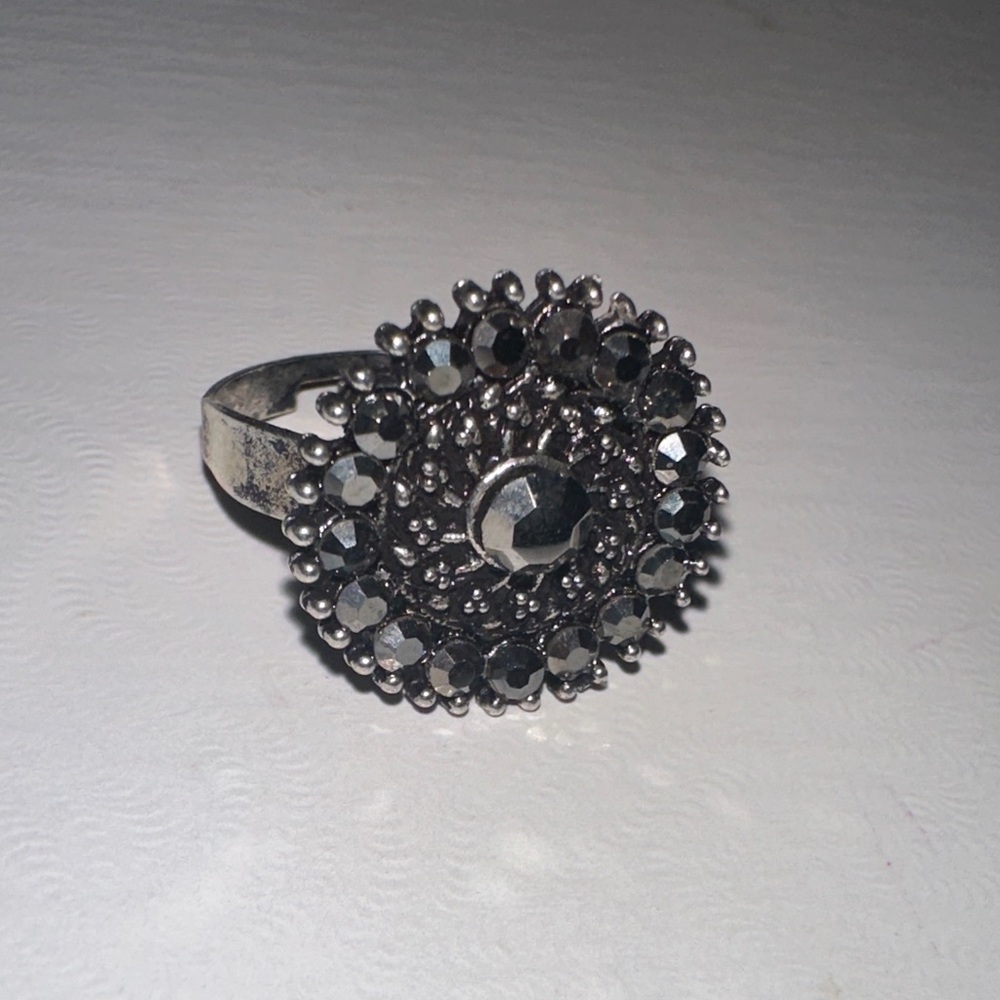 ✨Elegant Silver-Tone Statement Ring